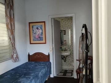 With an old house: For sale lot in Dasmariñas Village, Makati City