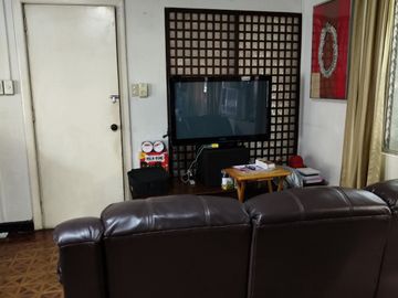 With an old house: For sale lot in Dasmariñas Village, Makati City
