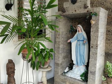 With an old house: For sale lot in Dasmariñas Village, Makati City