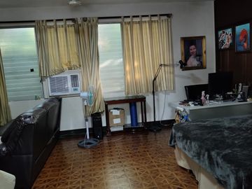 With an old house: For sale lot in Dasmariñas Village, Makati City