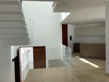 CASA NUEVA EN CUMBRES DEL LAGO CON ROOF GARDEN Y AMPLIO JARDIN
