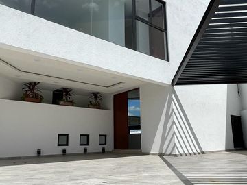 CASA NUEVA EN CUMBRES DEL LAGO CON ROOF GARDEN Y AMPLIO JARDIN