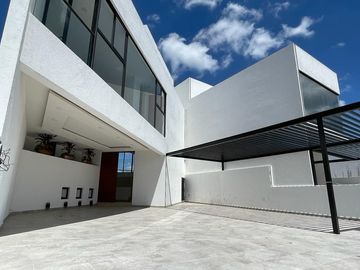 CASA NUEVA EN CUMBRES DEL LAGO CON ROOF GARDEN Y AMPLIO JARDIN
