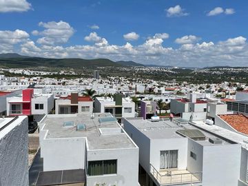 CASA NUEVA EN CUMBRES DEL LAGO CON ROOF GARDEN Y AMPLIO JARDIN