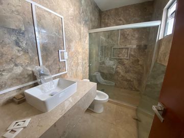 CASA NUEVA EN CUMBRES DEL LAGO CON ROOF GARDEN Y AMPLIO JARDIN