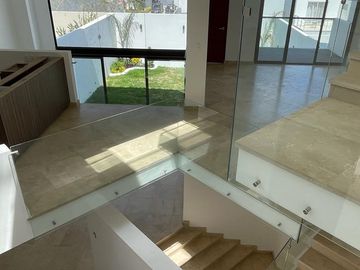 CASA NUEVA EN CUMBRES DEL LAGO CON ROOF GARDEN Y AMPLIO JARDIN