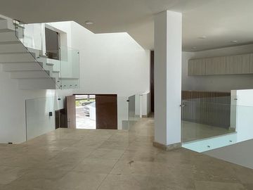 CASA NUEVA EN CUMBRES DEL LAGO CON ROOF GARDEN Y AMPLIO JARDIN