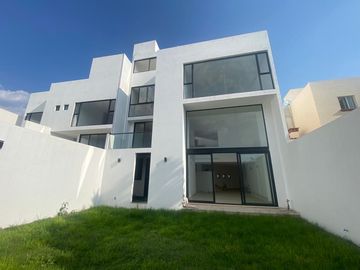 CASA NUEVA EN CUMBRES DEL LAGO CON ROOF GARDEN Y AMPLIO JARDIN
