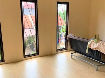 RUMAH HOOK SIAP HUNI DIJUAL DEKAT HALTE TRANSJAKARTA DI CILEDUG. LOKASI BAGUS DAN TIDAK BANJIR