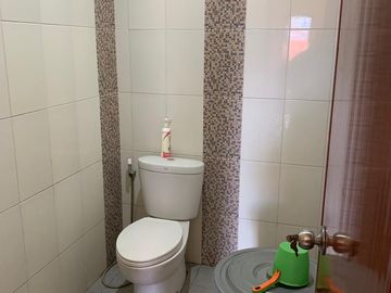 RUMAH HOOK SIAP HUNI DIJUAL DEKAT HALTE TRANSJAKARTA DI CILEDUG. LOKASI BAGUS DAN TIDAK BANJIR