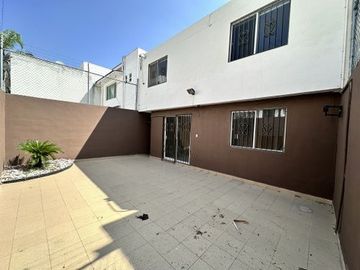 CASA EN VENTA CUMBRES ELITE