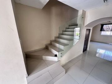 CASA EN VENTA CUMBRES ELITE