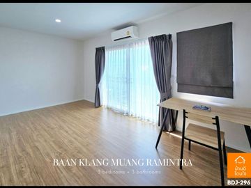 Luxurious 3-story townhome, Baan Klang Muang Ramintra (20.6 sq m.), 3 bedrooms, 3 bathrooms, in front of the clubhouse.