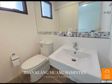 Luxurious 3-story townhome, Baan Klang Muang Ramintra (20.6 sq m.), 3 bedrooms, 3 bathrooms, in front of the clubhouse.
