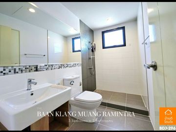 Luxurious 3-story townhome, Baan Klang Muang Ramintra (20.6 sq m.), 3 bedrooms, 3 bathrooms, in front of the clubhouse.