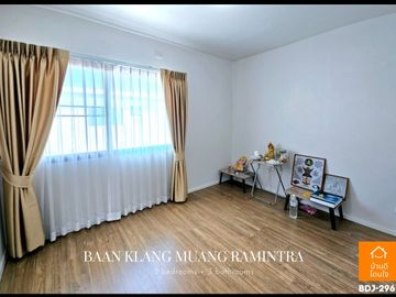 Luxurious 3-story townhome, Baan Klang Muang Ramintra (20.6 sq m.), 3 bedrooms, 3 bathrooms, in front of the clubhouse.