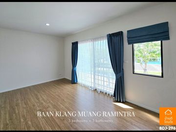Luxurious 3-story townhome, Baan Klang Muang Ramintra (20.6 sq m.), 3 bedrooms, 3 bathrooms, in front of the clubhouse.