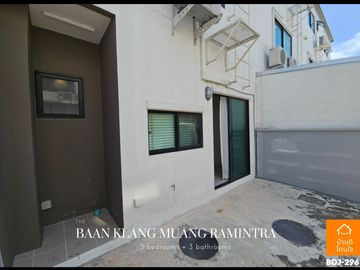 Luxurious 3-story townhome, Baan Klang Muang Ramintra (20.6 sq m.), 3 bedrooms, 3 bathrooms, in front of the clubhouse.