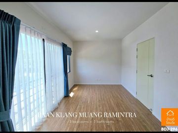 Luxurious 3-story townhome, Baan Klang Muang Ramintra (20.6 sq m.), 3 bedrooms, 3 bathrooms, in front of the clubhouse.