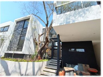 Casa de 4 recámaras en residencial con jacuzzi, excelentes acabados