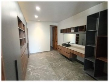 Casa de 4 recámaras en residencial con jacuzzi, excelentes acabados