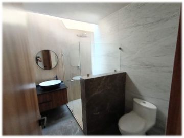 Casa de 4 recámaras en residencial con jacuzzi, excelentes acabados