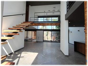 Casa de 4 recámaras en residencial con jacuzzi, excelentes acabados