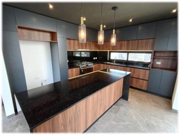 Casa de 4 recámaras en residencial con jacuzzi, excelentes acabados