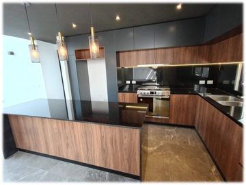 Casa de 4 recámaras en residencial con jacuzzi, excelentes acabados