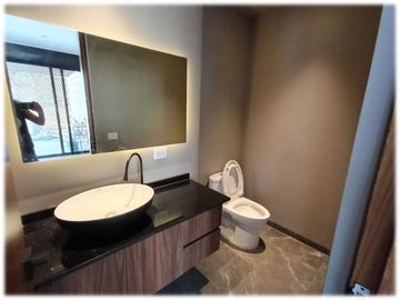 Casa de 4 recámaras en residencial con jacuzzi, excelentes acabados