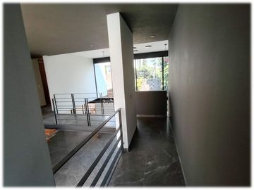Casa de 4 recámaras en residencial con jacuzzi, excelentes acabados