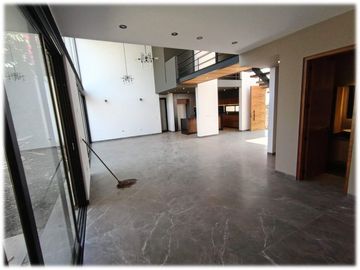 Casa de 4 recámaras en residencial con jacuzzi, excelentes acabados