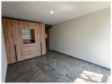 Casa de 4 recámaras en residencial con jacuzzi, excelentes acabados