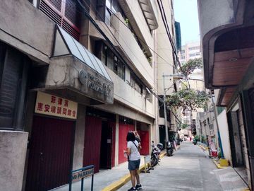Prime Location 5 storey Office Residential Building with Roof Deck in Binondo Manila near Ongpin Street
