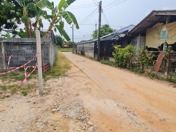 House and Spacious Land only 1.3 Kilometer to the beach for sale