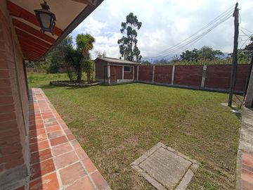 Vendo un Terreno con Casa en Pifo