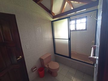Vendo un Terreno con Casa en Pifo