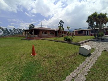 Vendo un Terreno con Casa en Pifo