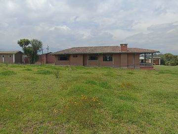 Vendo un Terreno con Casa en Pifo