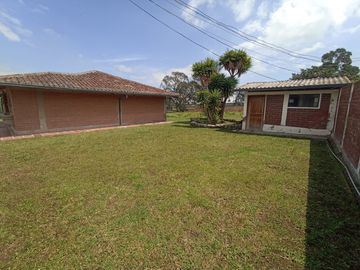 Vendo un Terreno con Casa en Pifo