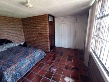 Vendo un Terreno con Casa en Pifo