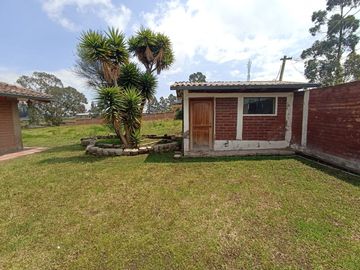 Vendo un Terreno con Casa en Pifo