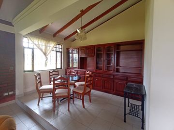 Vendo un Terreno con Casa en Pifo