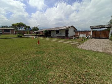 Vendo un Terreno con Casa en Pifo