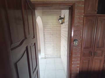 Vendo un Terreno con Casa en Pifo