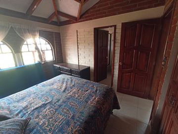 Vendo un Terreno con Casa en Pifo
