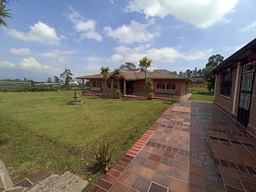 Vendo un Terreno con Casa en Pifo