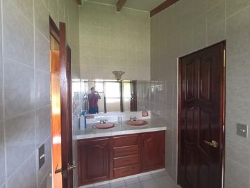 Vendo un Terreno con Casa en Pifo