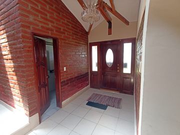 Vendo un Terreno con Casa en Pifo