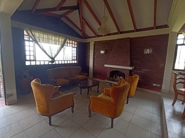 Vendo un Terreno con Casa en Pifo